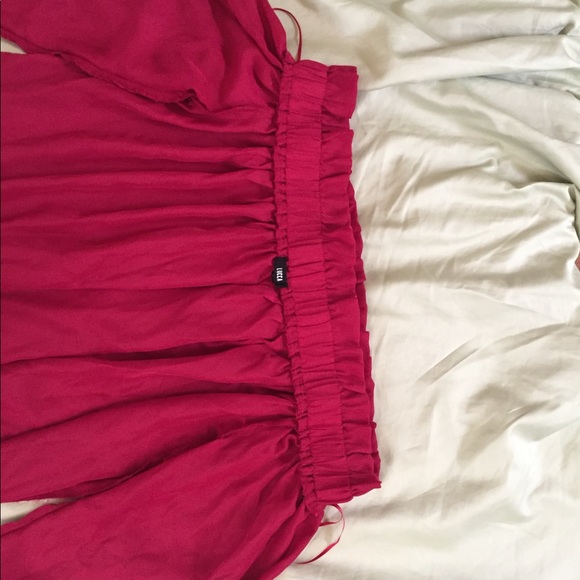 Woman’s off-shoulder top - Picture 4 of 8